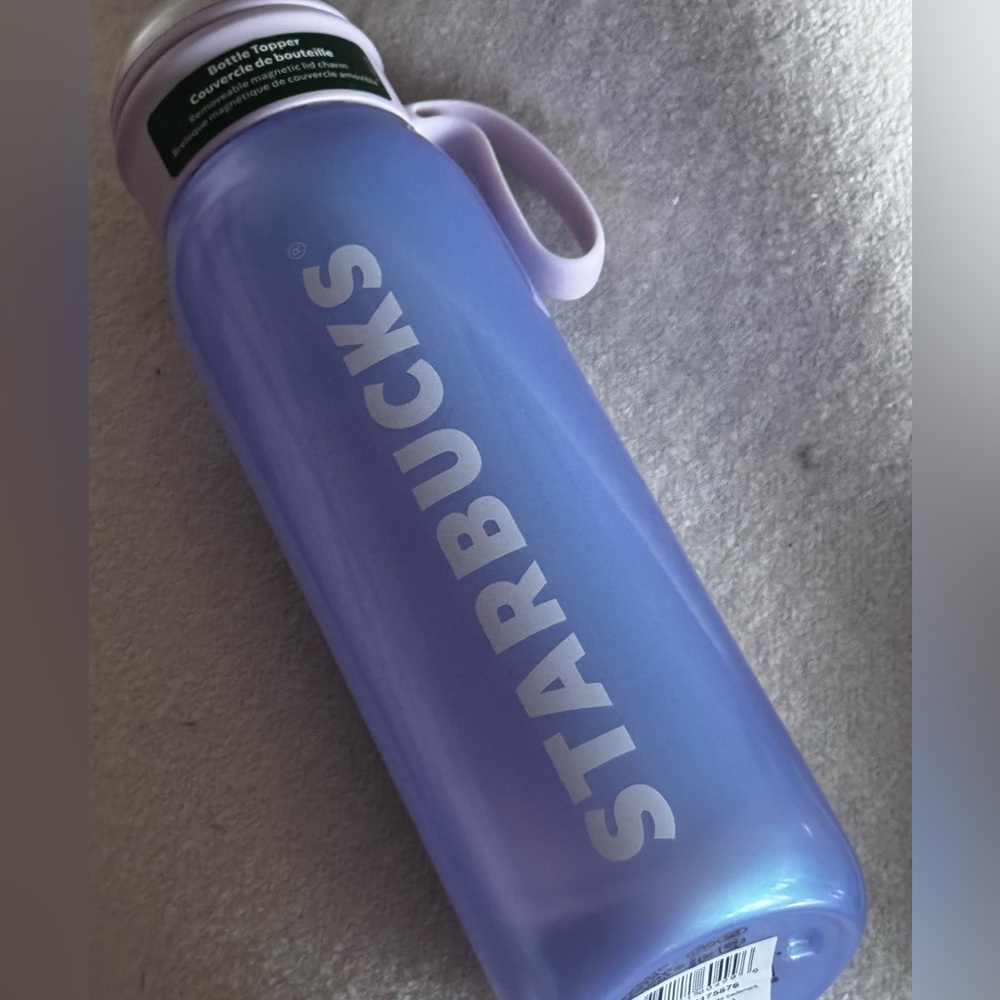 NWT 2025🎄Holiday Starbucks Water Bottle with Snow Bearista Magnetic Lid Charm - Picture 9 of 9